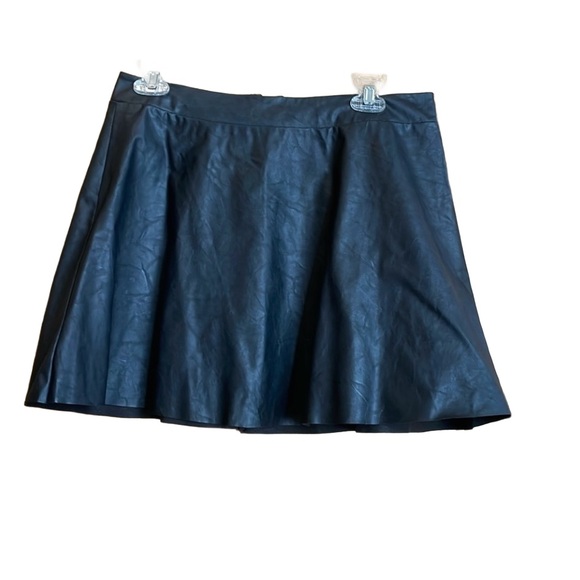 Whimsey black faux leather flare skirt size large - Picture 2 of 6